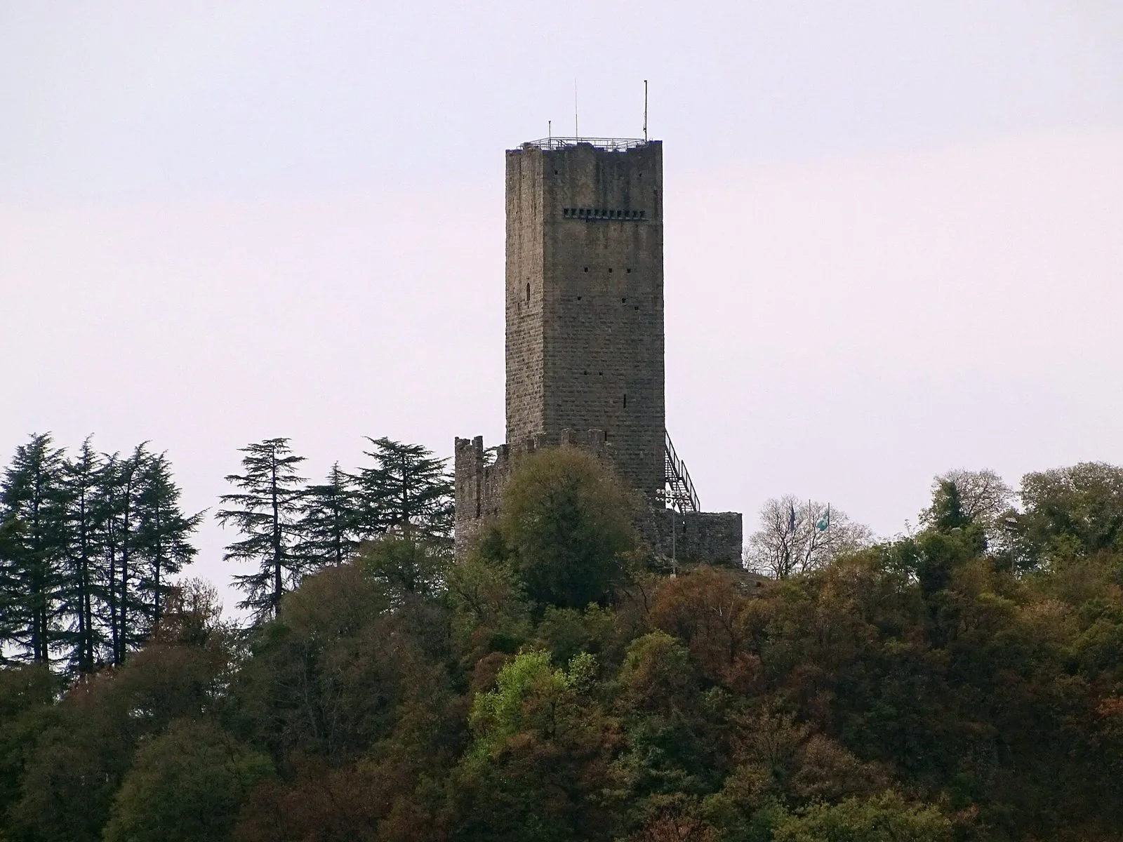 La torre medievale del Castel Baradello che emerge dal bosco sulla collina sopra Como